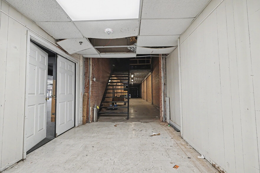 More Photos Of 312 E Main St, Grand Prairie Showroom For Lease