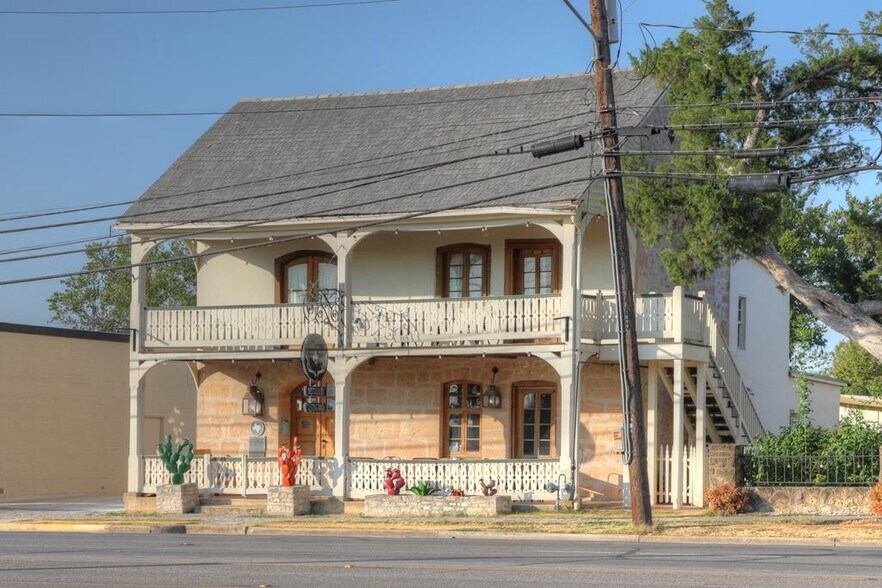 More Photos Of 405 E Main St, Fredericksburg Storefront For Lease