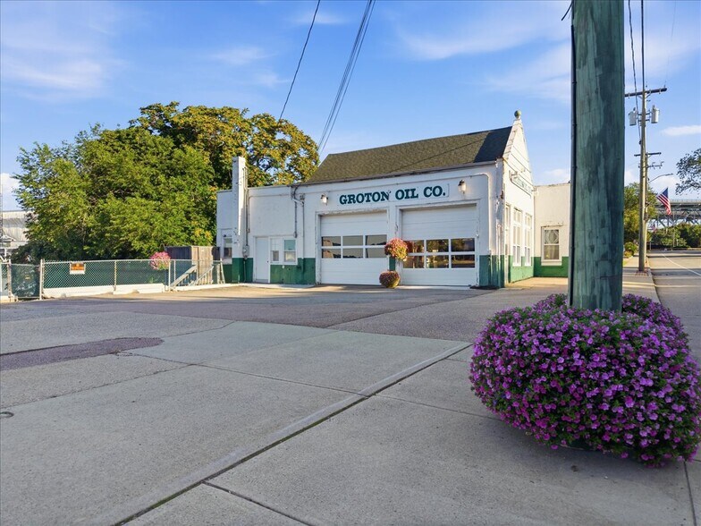 More Photos Of 53 Thames St, Groton Marina For Sale