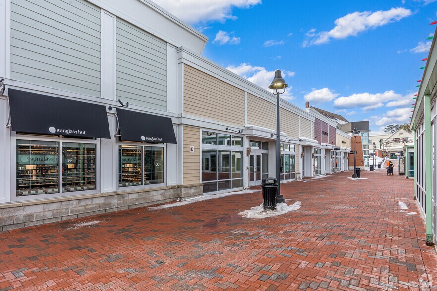 More Photos Of 1 Freeport Village Sta, Freeport Department Store For Lease