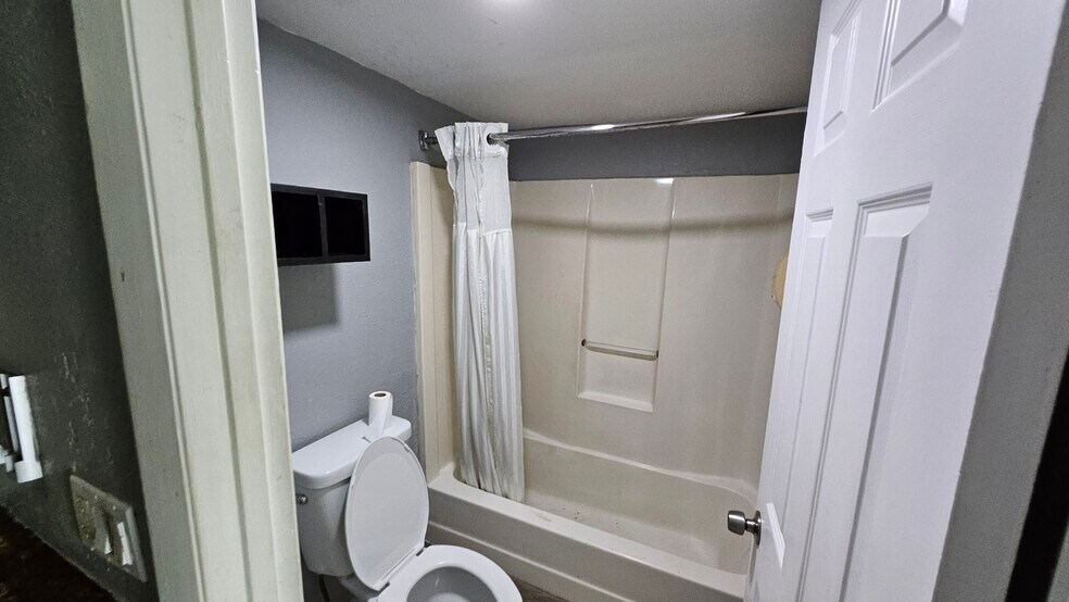 More Photos Of 670 E Vine St, Kissimmee Hotel For Sale