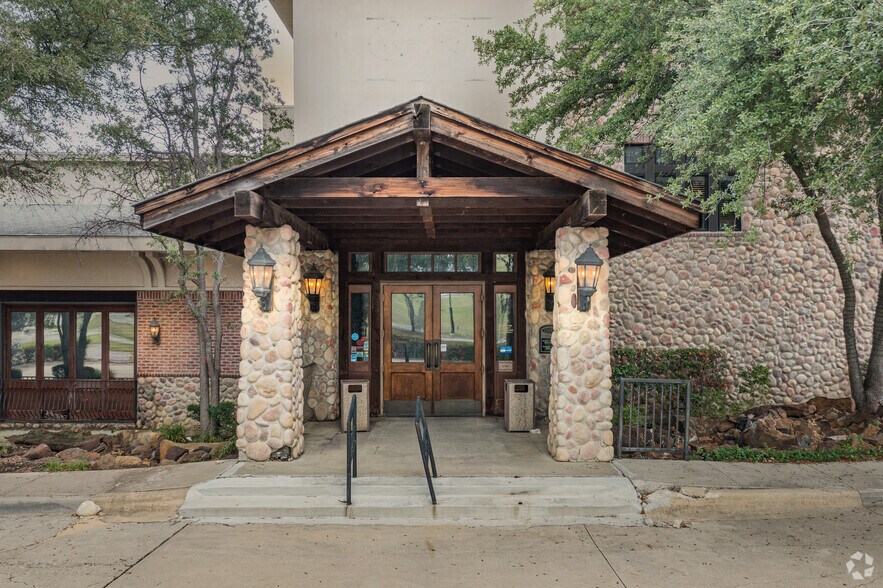 More Photos Of 1045 Hidden Ridge Dr, Irving Restaurant For Sale