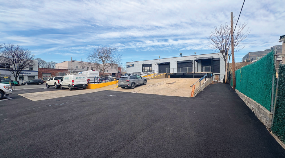 Primary Photo Of 32-31 57th St, Woodside Warehouse For Lease