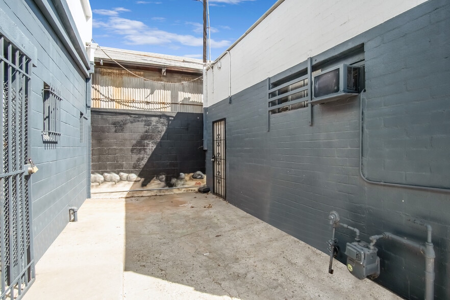 More Photos Of 14117-14123 Bessemer St, Van Nuys Warehouse For Sale