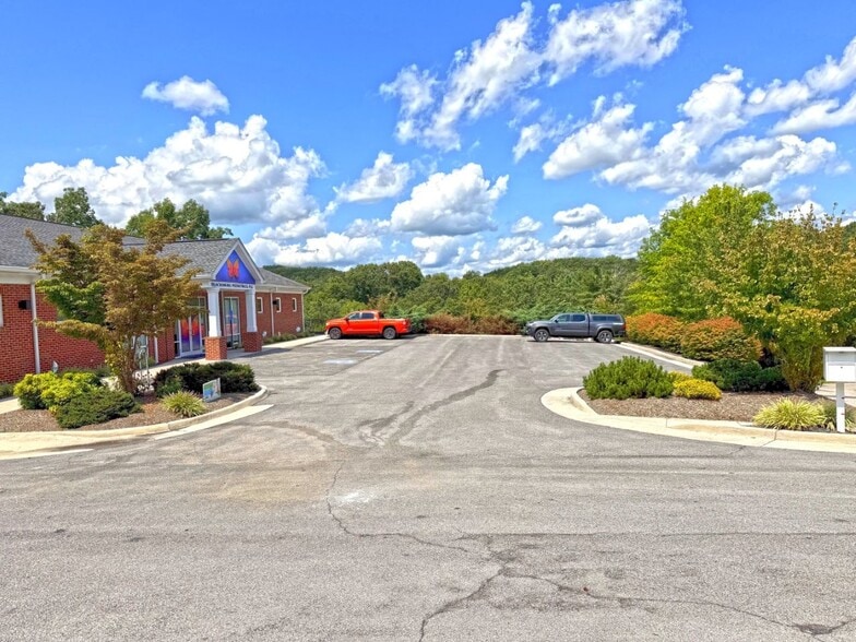 More Photos Of 829 Davis St, Blacksburg Medical For Sale