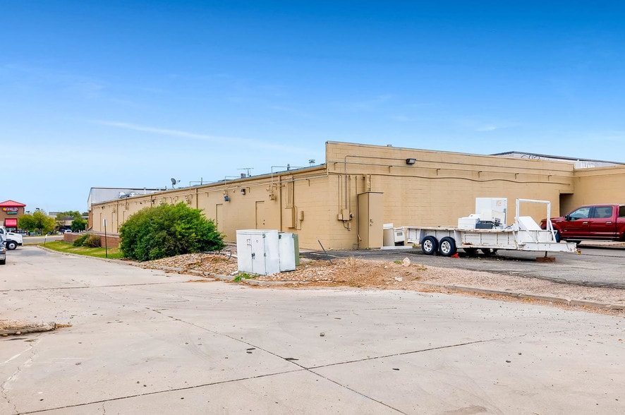 More Photos Of 2295 S Chambers Rd, Aurora Unknown For Lease
