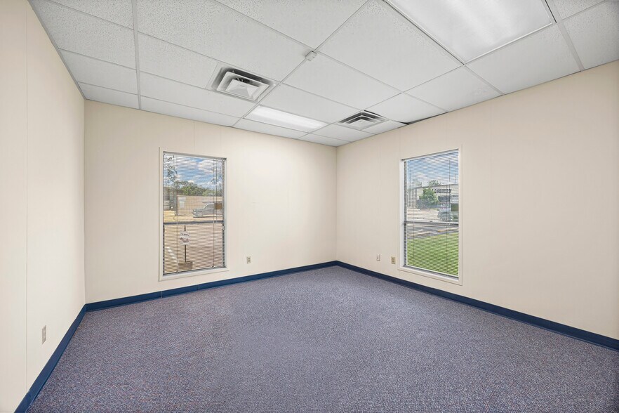 More Photos Of 105 Commercial Cir, Conroe Medical For Sale