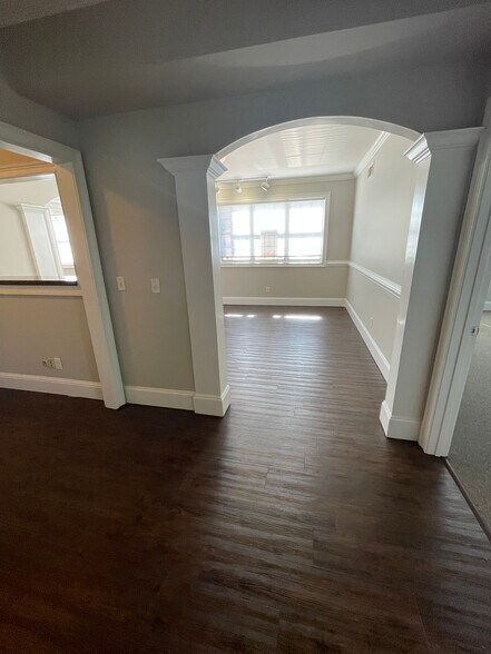 More Photos Of 327 Dahlonega St, Cumming Office For Lease