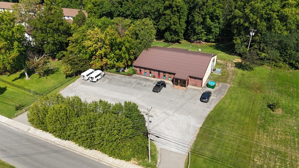 More Photos Of 115 W Concord Dr, Clarksville Flex For Sale