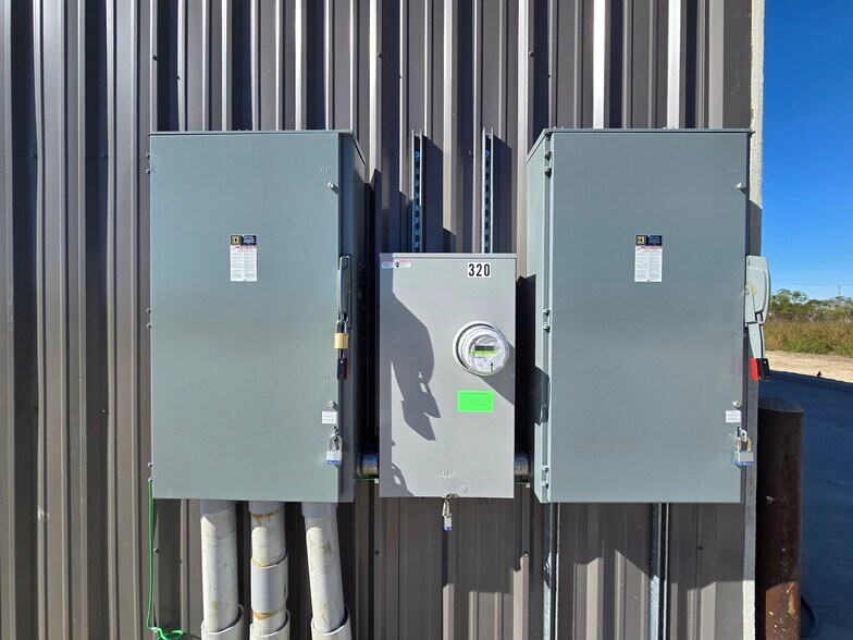 More Photos Of 320 E Olive St, League City Warehouse For Lease