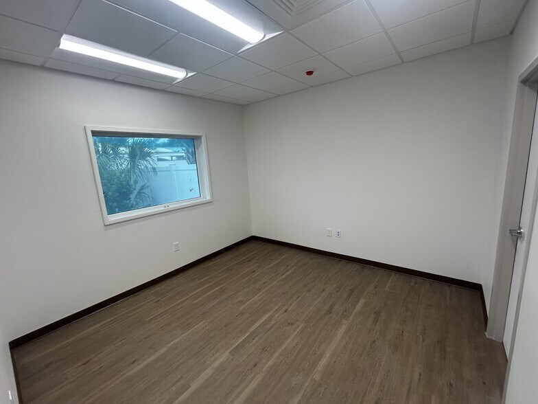 More Photos Of 1428 S Tamiami Trl, Sarasota Medical For Sale