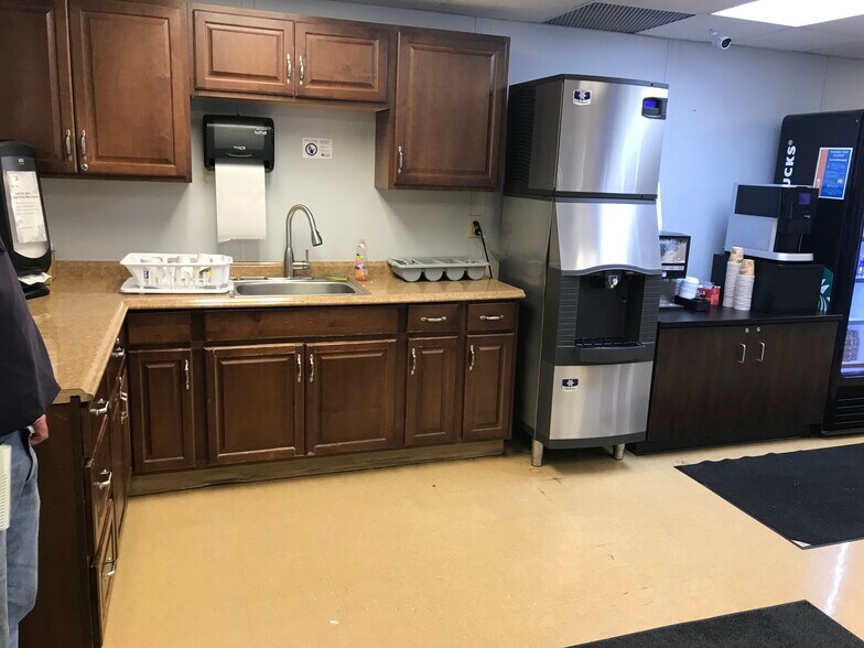 More Photos Of 945 Lafayette Rd, Medina Manufacturing For Lease