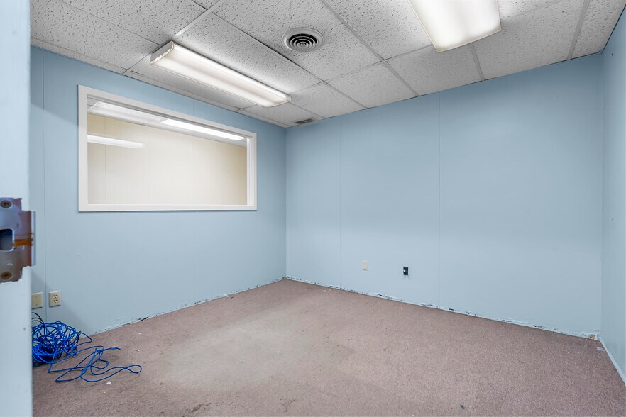 More Photos Of 3050 6th St SW, Cedar Rapids Warehouse For Sale