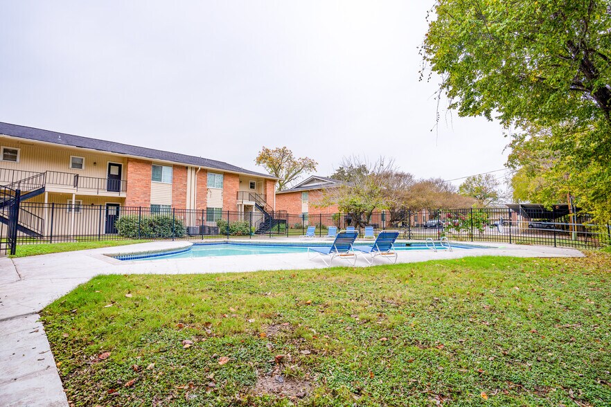 More Photos Of 1700 George Bush Dr, College Station Apartments For Sale