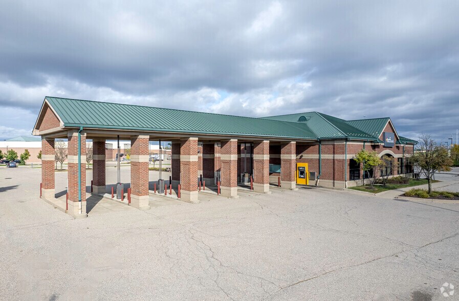 More Photos Of 47500 Grand River Ave, Novi Bank For Lease