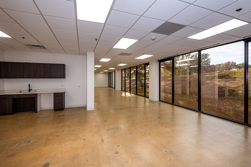 More Photos Of 104 Decker Ct, Irving Unknown For Lease