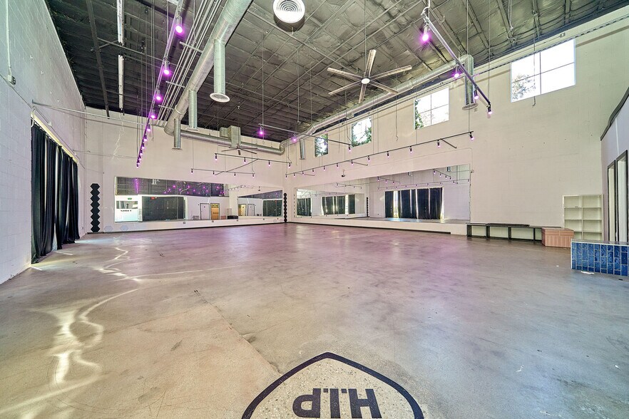 More Photos Of 11555-11561 Ventura Blvd, Studio City Storefront For Lease