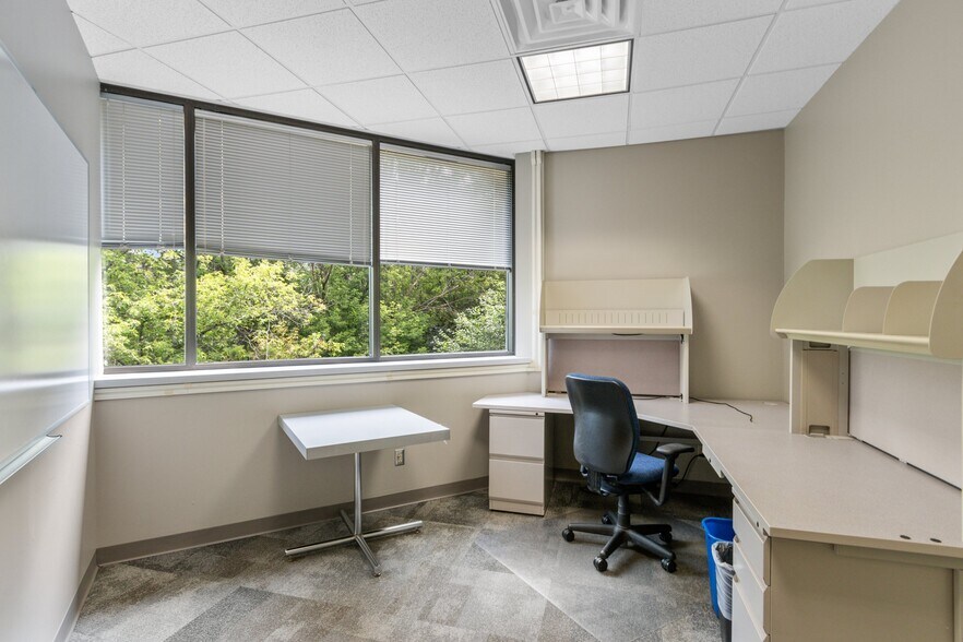 More Photos Of 1088 Springhurst Dr, Green Bay Office For Lease