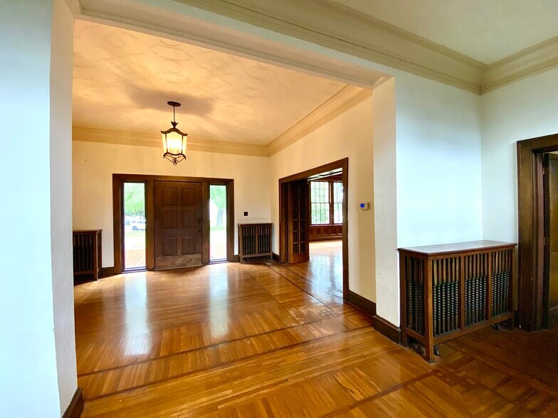 More Photos Of 219 N Broadway St, Tupelo General Retail For Lease