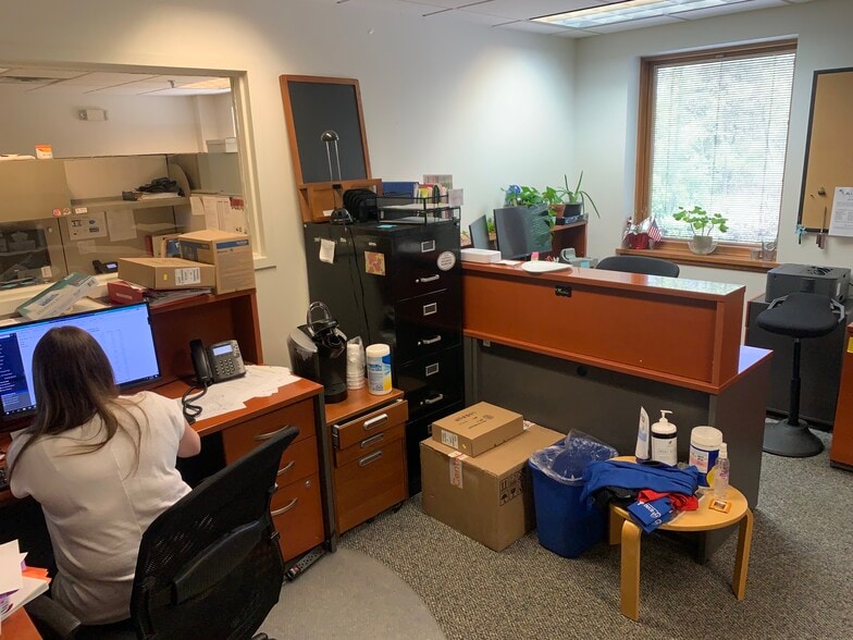 More Photos Of 16 Park Way, Upper Saddle River Service For Lease
