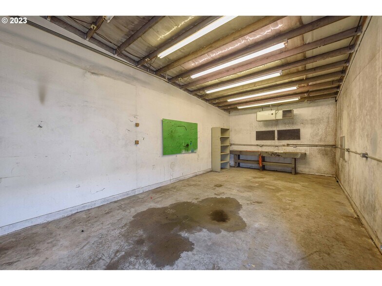 More Photos Of 1515 Newmark Ave, Coos Bay Auto Dealership For Sale