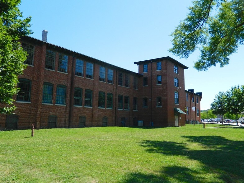 More Photos Of 205 Manufacturers Rd, Chattanooga General Retail For Lease