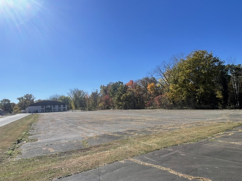 Primary Photo Of 42 Ffyler Pl, Suffield Parking Lot For Lease