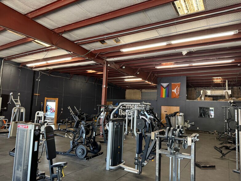 More Photos Of 1106 Smith Rd, Austin Warehouse For Lease