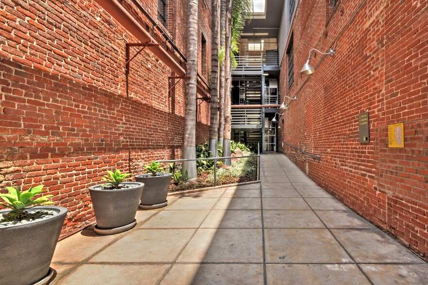 More Photos Of 500-530 Molino St, Los Angeles Office For Sale