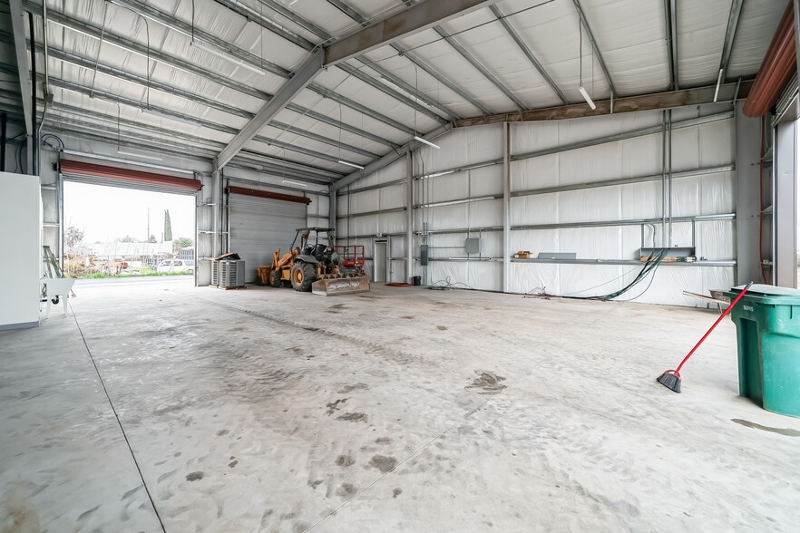 More Photos Of 2330 E Kaviland Ave, Fresno Light Manufacturing For Sale