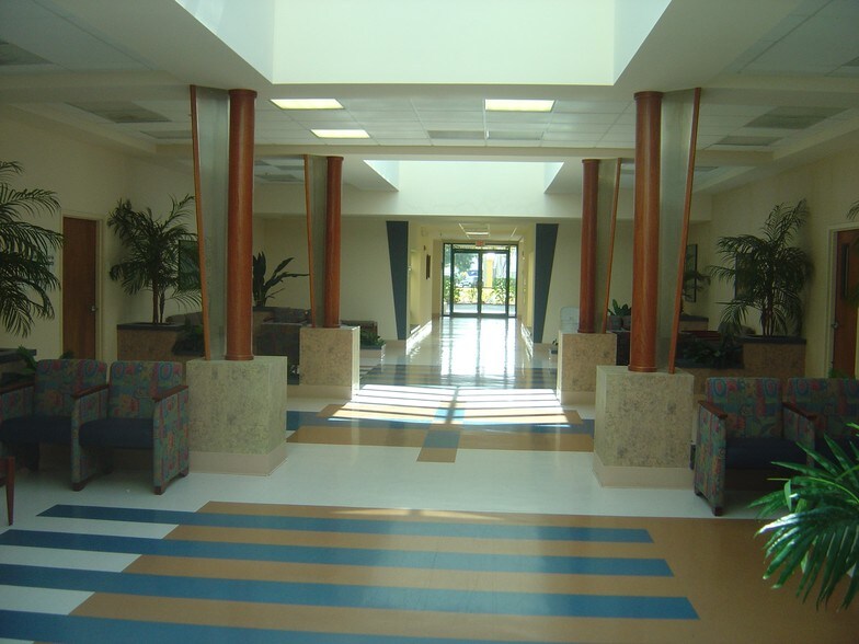 More Photos Of 5000 Park St N, Saint Petersburg Flex For Lease