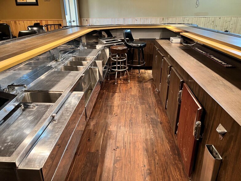More Photos Of 325 Broad St, Menasha Restaurant For Sale