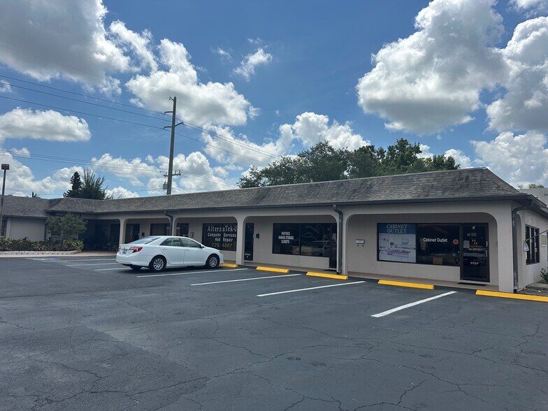 Primary Photo Of 1901 Tamiami Trl S, Venice General Retail For Lease