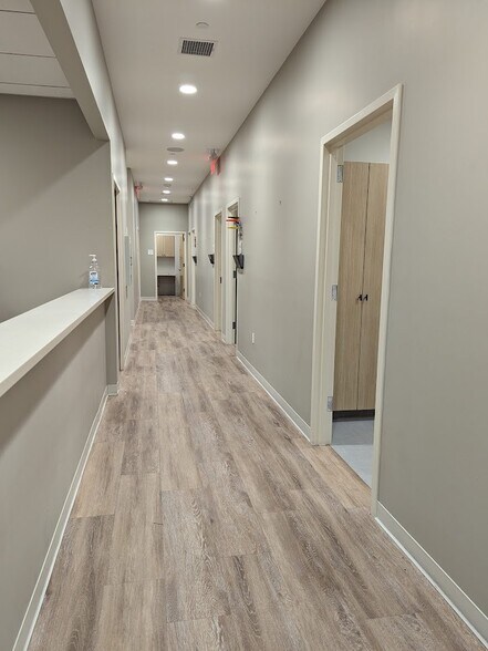 More Photos Of 44 Glen Cove Rd, Greenvale Storefront For Lease