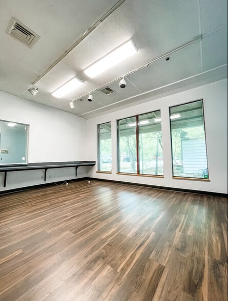 More Photos Of 2400 Empire Central, Dallas Medical For Lease