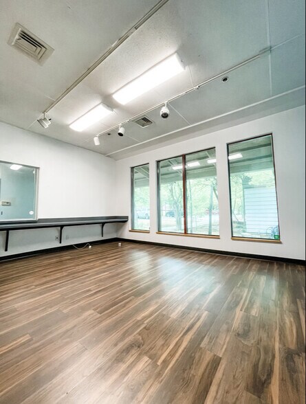 More Photos Of 2400 Empire Central, Dallas Medical For Sale