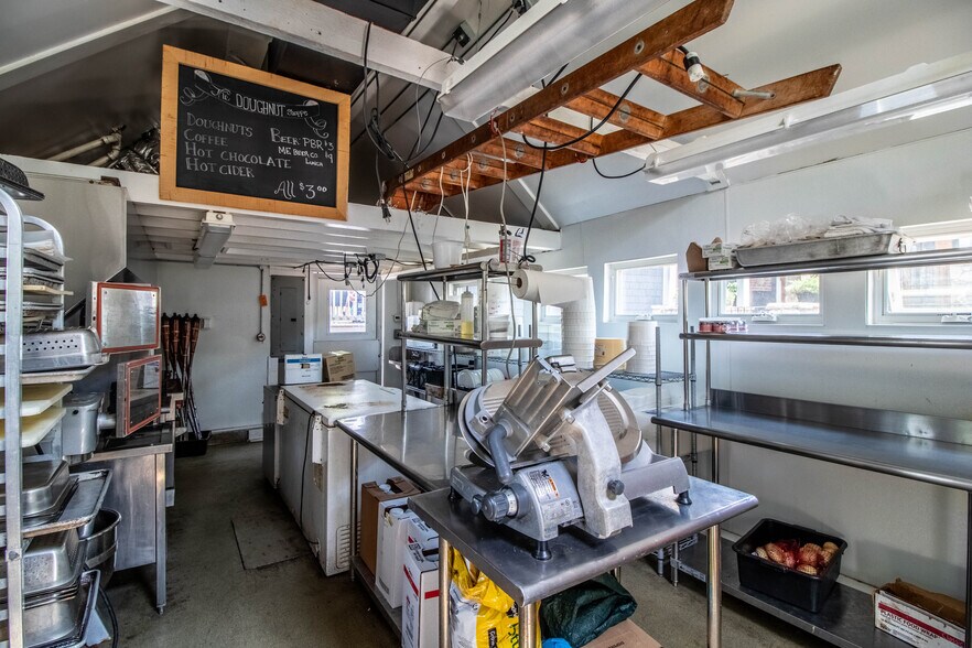 More Photos Of 27 Western Ave, Kennebunk Restaurant For Sale