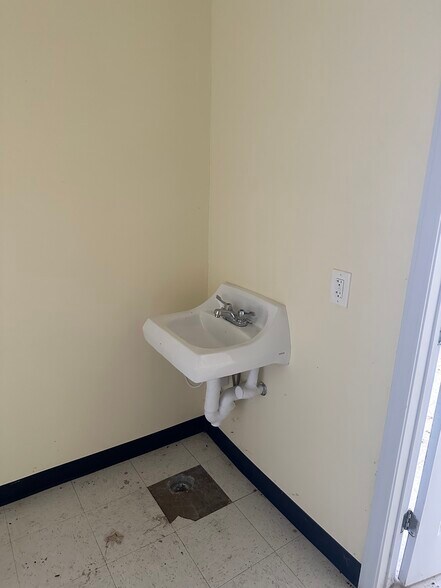 More Photos Of 2000 Fm 158 Rd, College Station Service Station For Lease