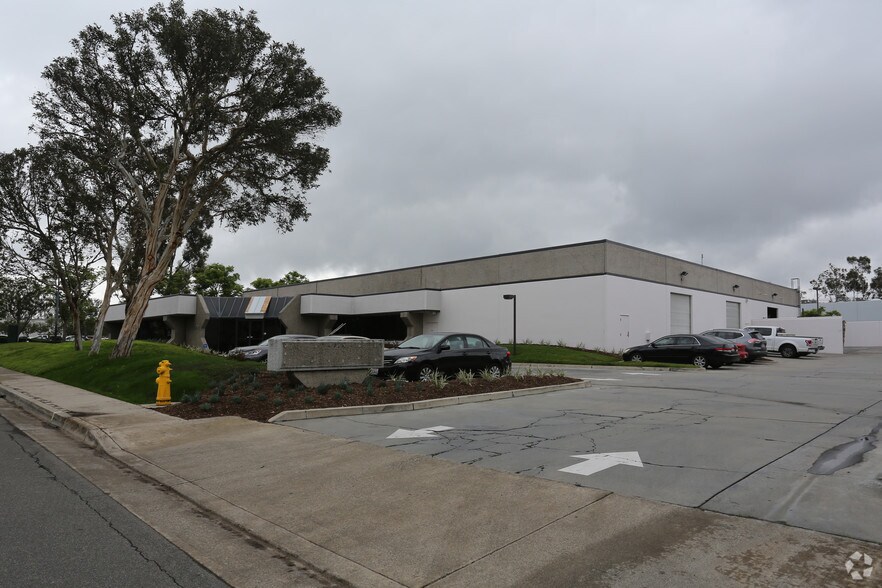 More Photos Of 8 Holland, Irvine Warehouse For Lease