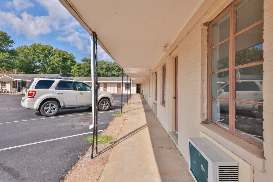 More Photos Of 551 Elm St, Martin Hotel For Sale