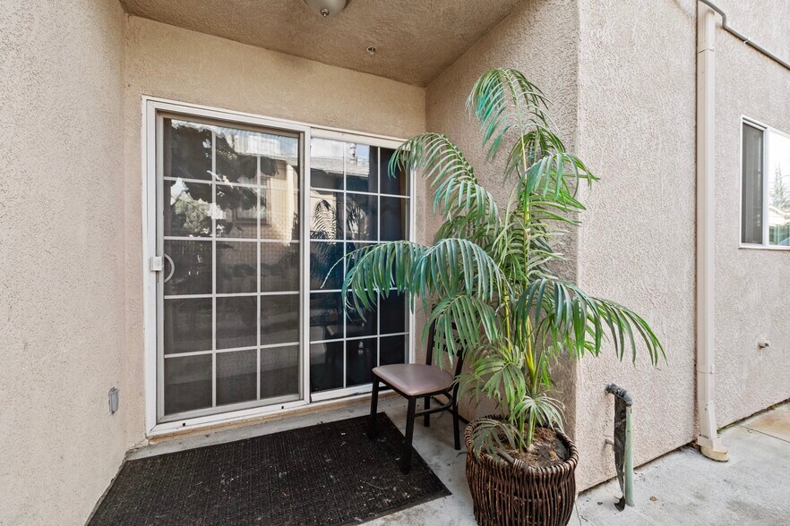More Photos Of 14203 Sylvan St, Van Nuys Apartments For Lease