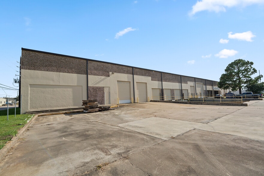 More Photos Of 6546 Petropark Dr, Houston Warehouse For Lease