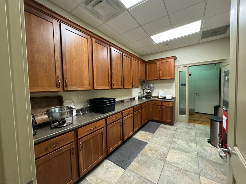 More Photos Of 2200-2300 Sutherland Ave, Knoxville Office For Lease