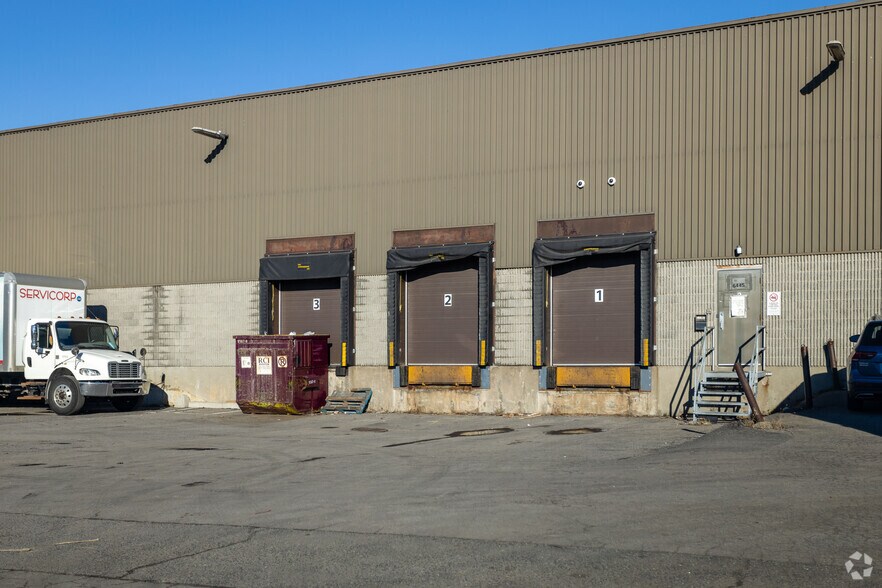 More Photos Of 6445 Ch de la Côte-de-Liesse, Montréal Distribution For Lease