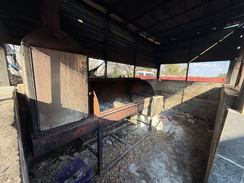 More Photos Of 2941 E Houston St, San Antonio Convenience Store For Lease