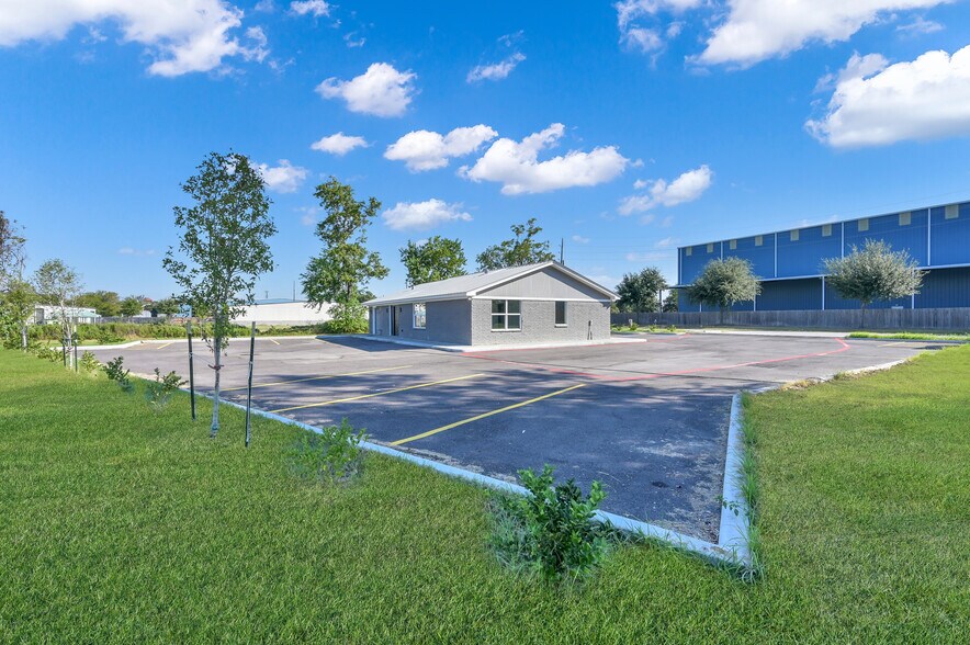 More Photos Of 28011 High Meadow Rd, Tomball Office Residential For Lease