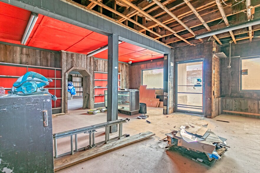 More Photos Of 164 S Main St, Brooklyn Storefront For Lease