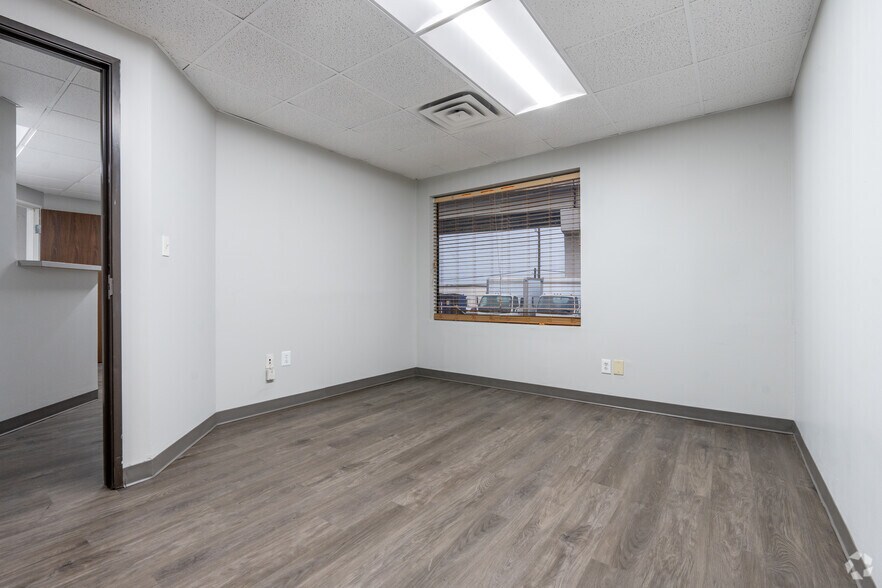 More Photos Of 1510 Randolph St, Carrollton Light Manufacturing For Lease