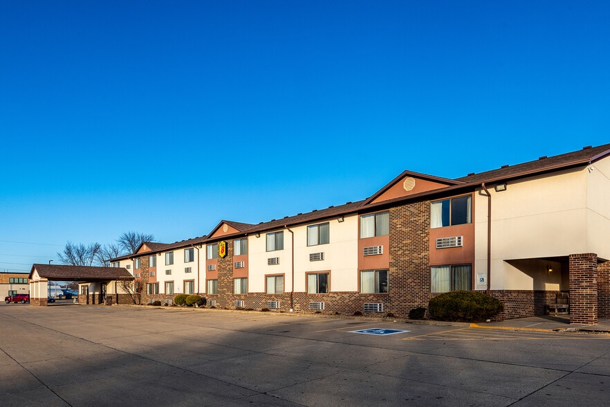 More Photos Of 210 10th St SE, Oelwein Hotel For Sale