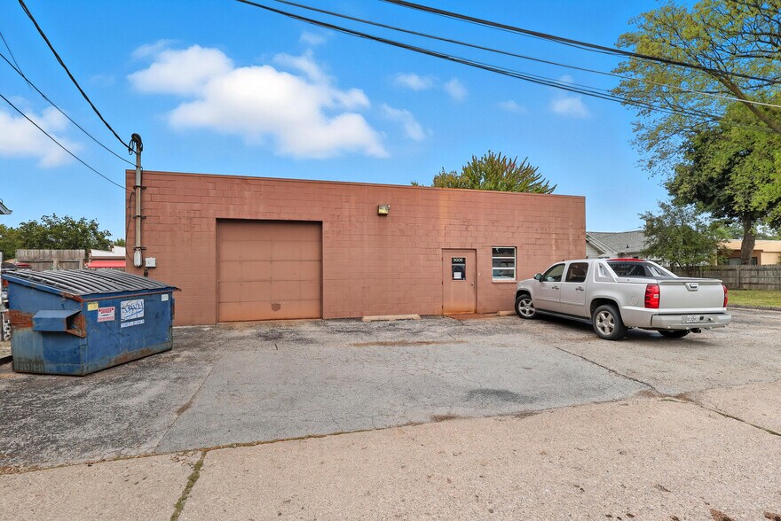 More Photos Of 3006 Avenue of the Cities, Moline Flex For Sale